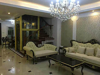 CDATA[<p>晉江三層的別墅怎么裝電梯?怎么買別墅電梯?晉江東奧二層別墅電梯廠家為大家來講解一下晉江四層家用小電梯一般多少錢?為什么四層別墅需要安裝電梯?<br/>雖說只有四層,但是我們不可能只待在一層吧,樓下吃個飯,地下室唱個歌,打個球,二樓洗曬個衣服,跑上跑下很多次的。搬個小物件什么的也很方便。</p>
<h2>晉江家用別墅電梯如何保障安全</h2>
<p>家用別墅電梯如何保障安全?別墅如何加裝家用電梯?選擇口碑和品牌靠譜的二層別墅電梯廠家。<br/>
<img src=